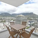 Luna 2-Bed City Escape With Mountain Views