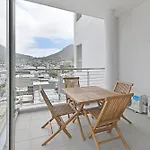 Luna 2-Bed City Escape With Mountain Views